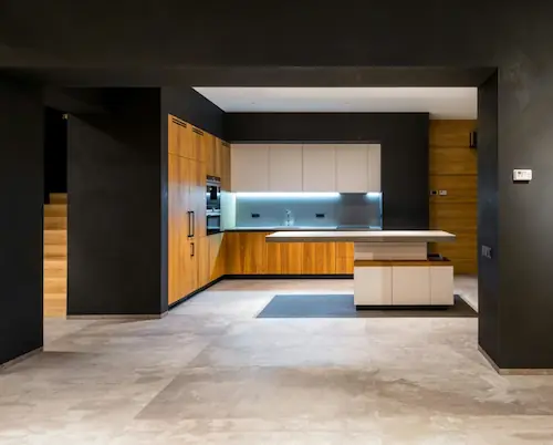 Aménagement intérieur sur-mesure avec cuisine design noire et bois